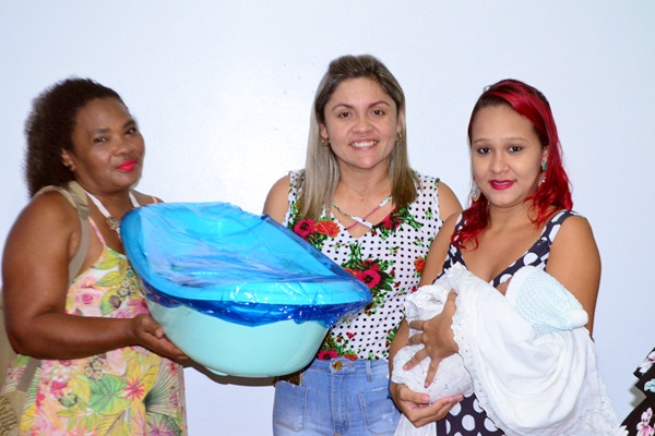Gestantes recebem kits para bebês